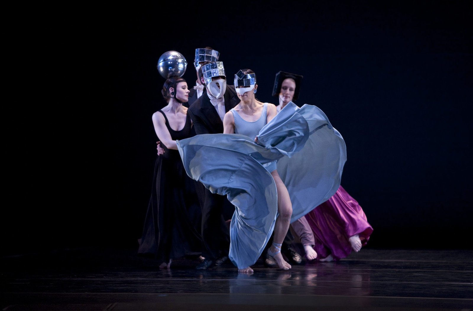 Paul Taylor Dance Company dancers in Cloven Kingdom